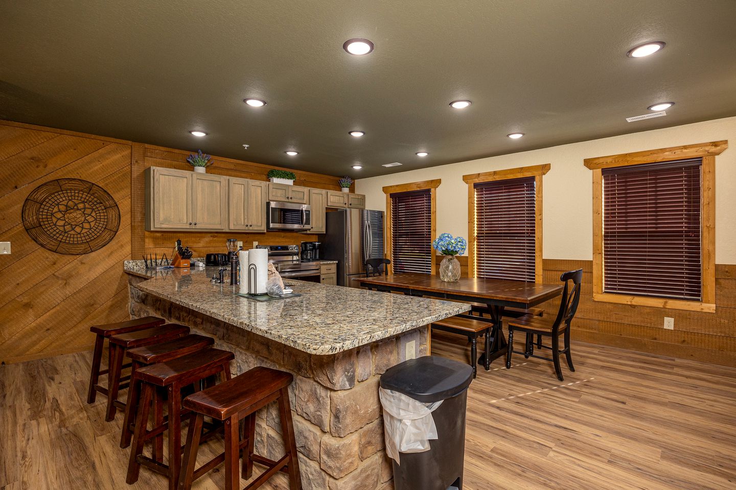 Stunning Villa with Fireplace, Game Room and Heated Swimming Pool in Gatlinburg, Tennessee