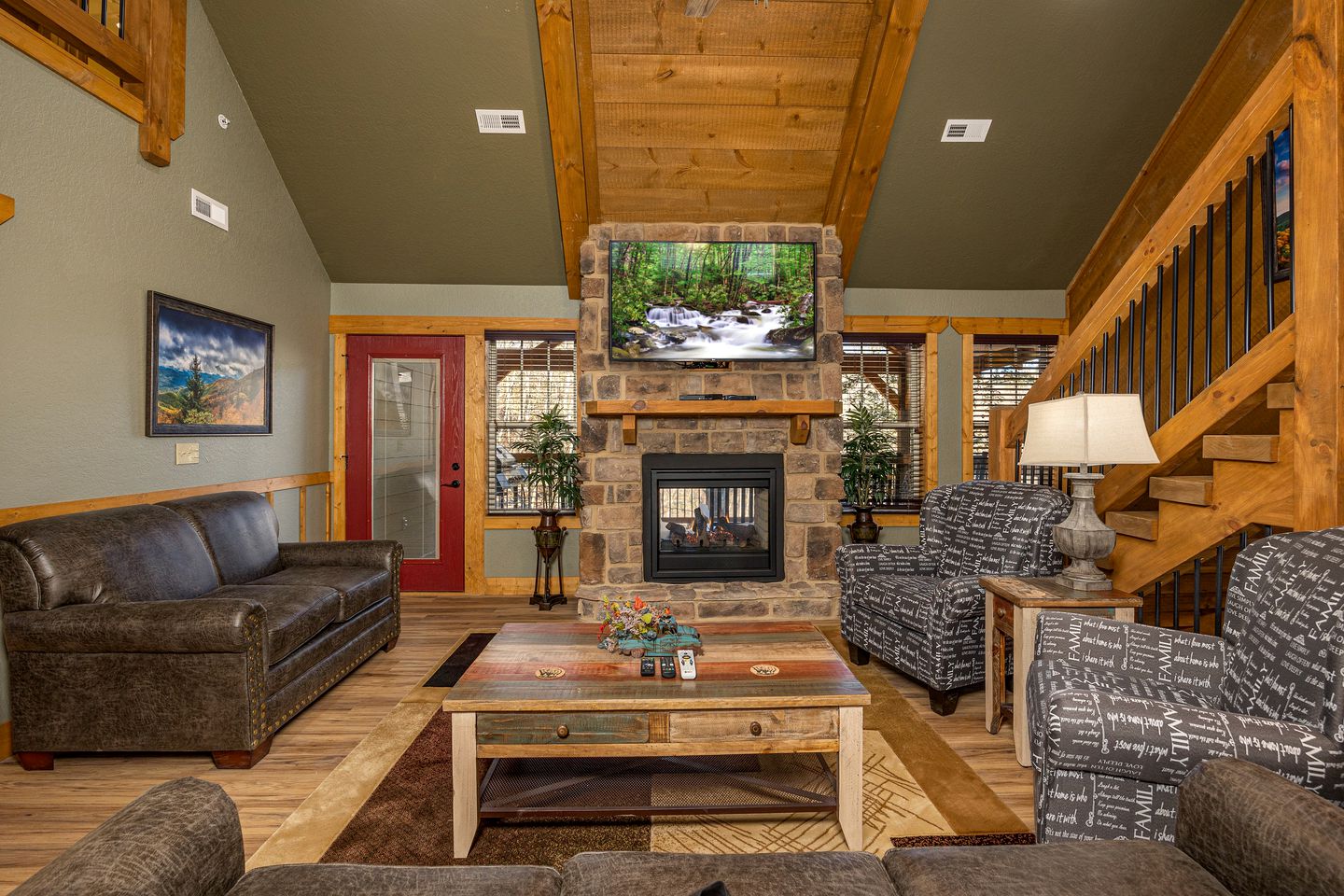 Stunning Villa with Fireplace, Game Room and Heated Swimming Pool in Gatlinburg, Tennessee