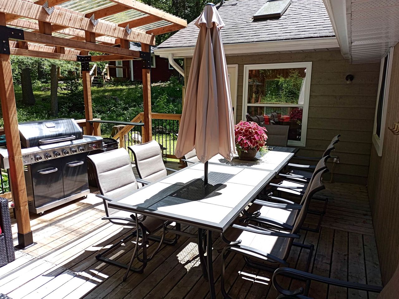 Stunning Cottage with Fire Pit and Private Cinema in Kawartha Lakes, Ontario