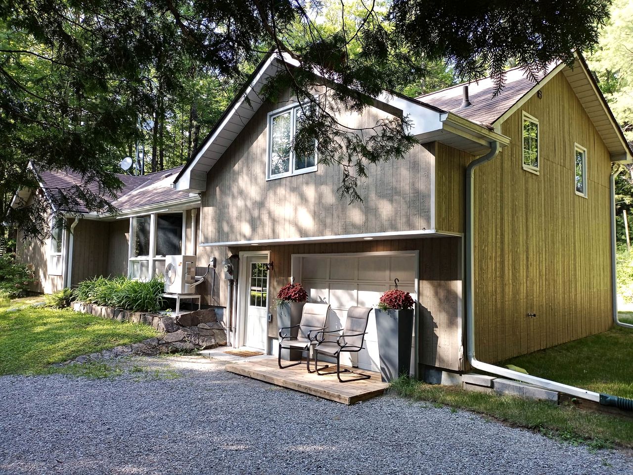 Stunning Cottage with Fire Pit and Private Cinema in Kawartha Lakes, Ontario
