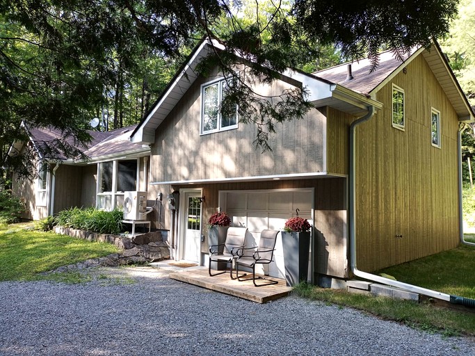 Stunning Cottage with Fire Pit and Private Cinema in Kawartha Lakes, Ontario