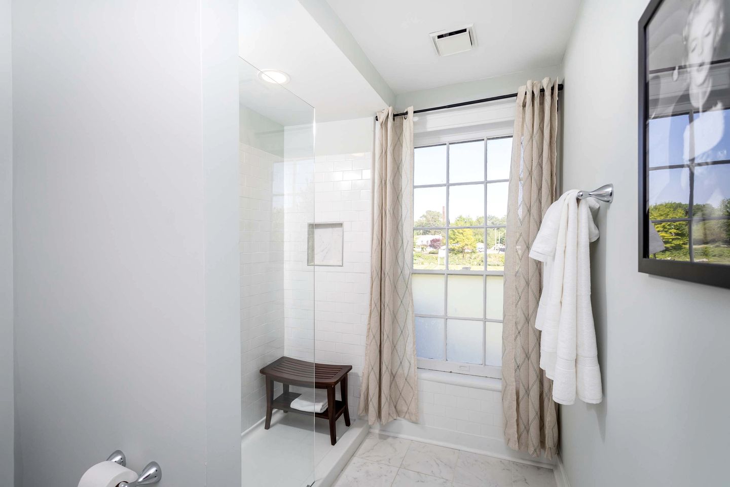 Romantic First-Floor Vacation Rental with Vintage Charm and Blue Ridge Mountain Views in Virginia’s Shenandoah Valley