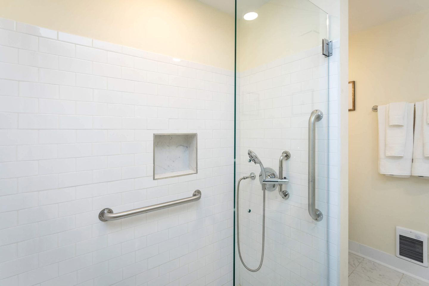 Romantic First-Floor Vacation Rental with Vintage Charm and Blue Ridge Mountain Views in Virginia’s Shenandoah Valley