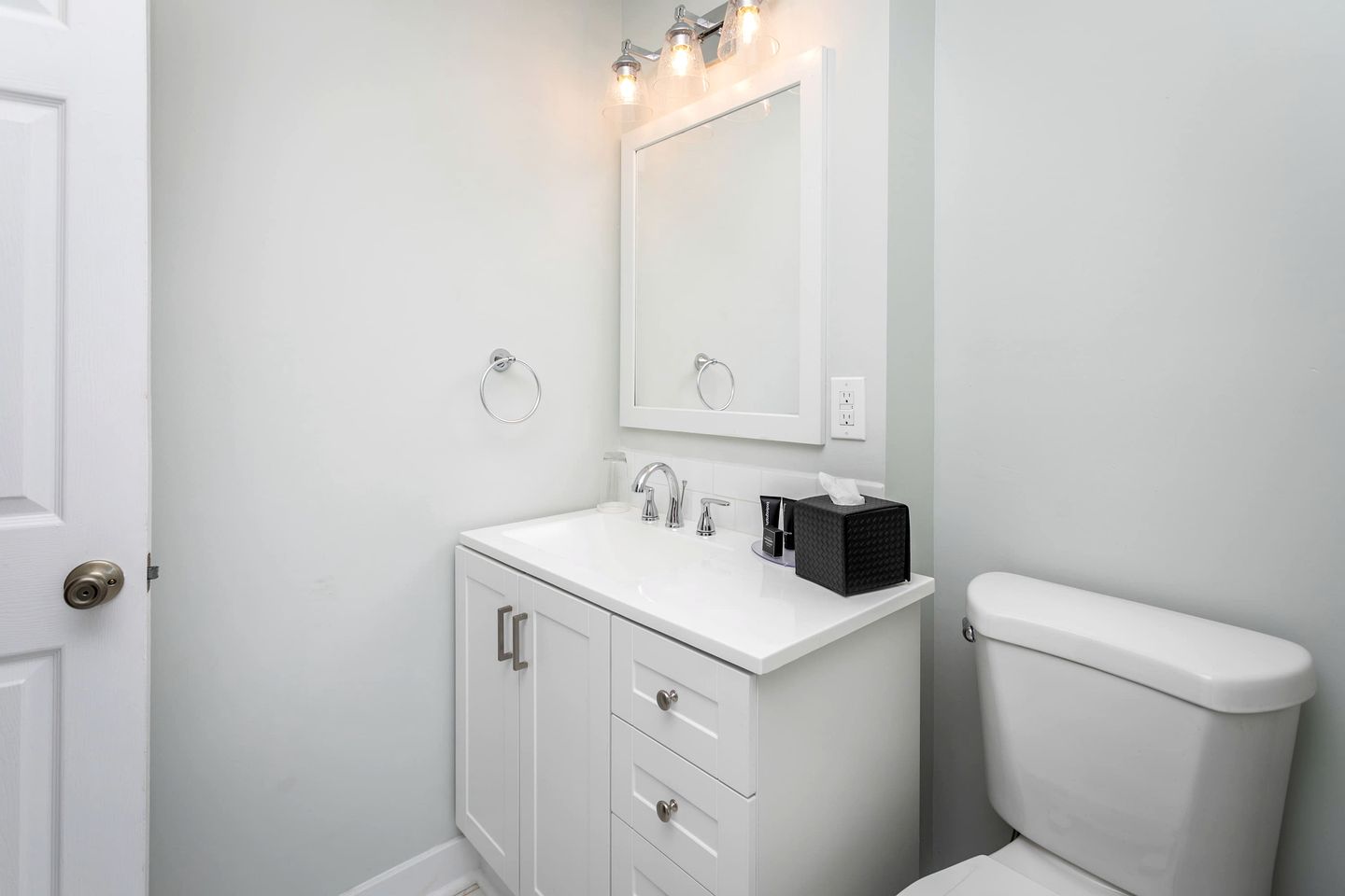 Romantic First-Floor Vacation Rental with Vintage Charm and Blue Ridge Mountain Views in Virginia’s Shenandoah Valley