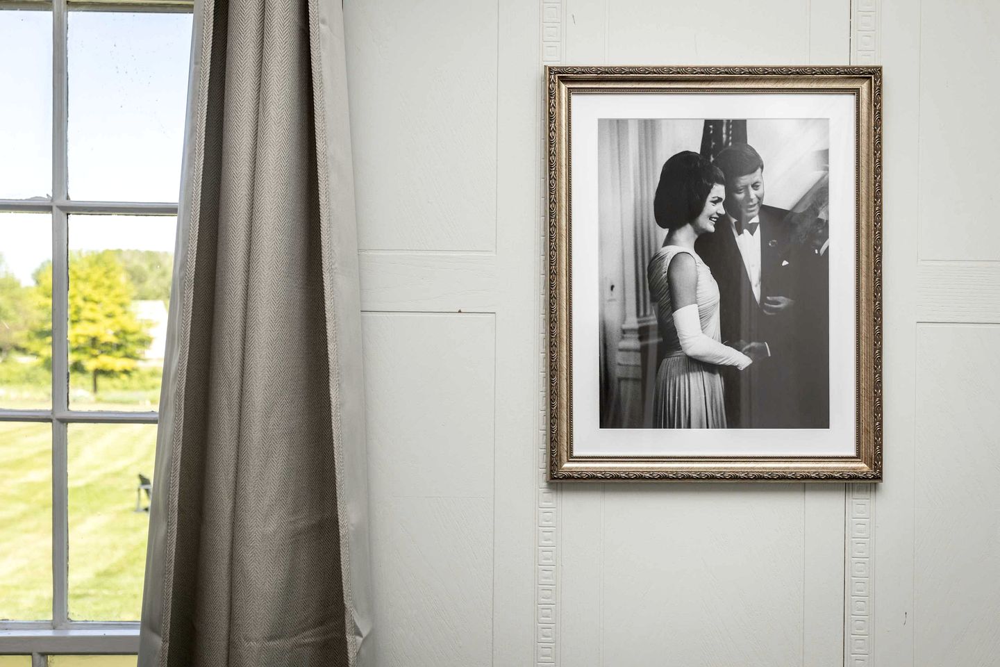 Romantic First-Floor Vacation Rental with Vintage Charm and Blue Ridge Mountain Views in Virginia’s Shenandoah Valley