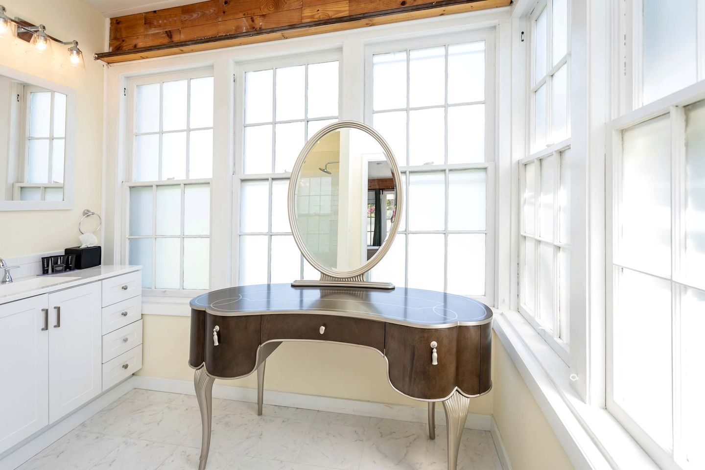 Romantic First-Floor Vacation Rental with Vintage Charm and Blue Ridge Mountain Views in Virginia’s Shenandoah Valley