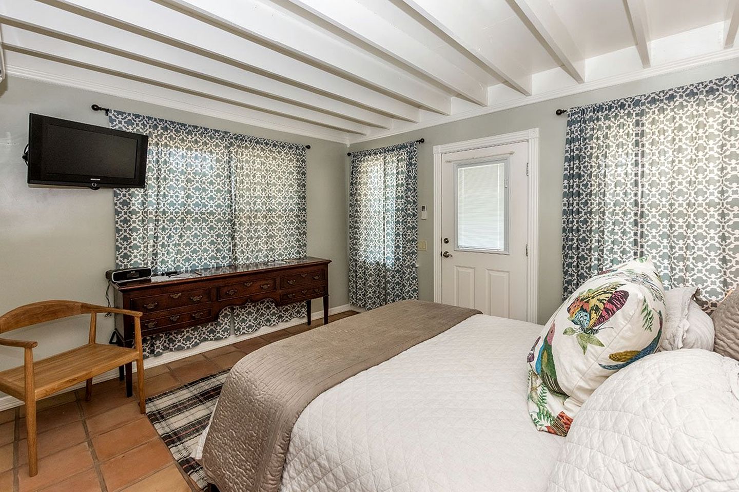 Stunning Lakefront Cottage with Amazing Outdoor Living Area in Fredericksburg, Texas