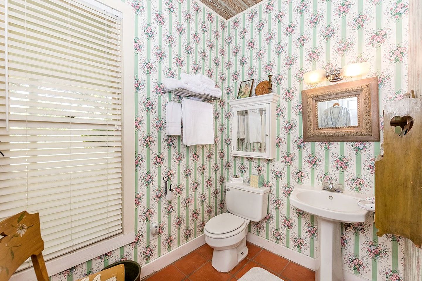 Stunning Lakefront Cottage with Amazing Outdoor Living Area in Fredericksburg, Texas