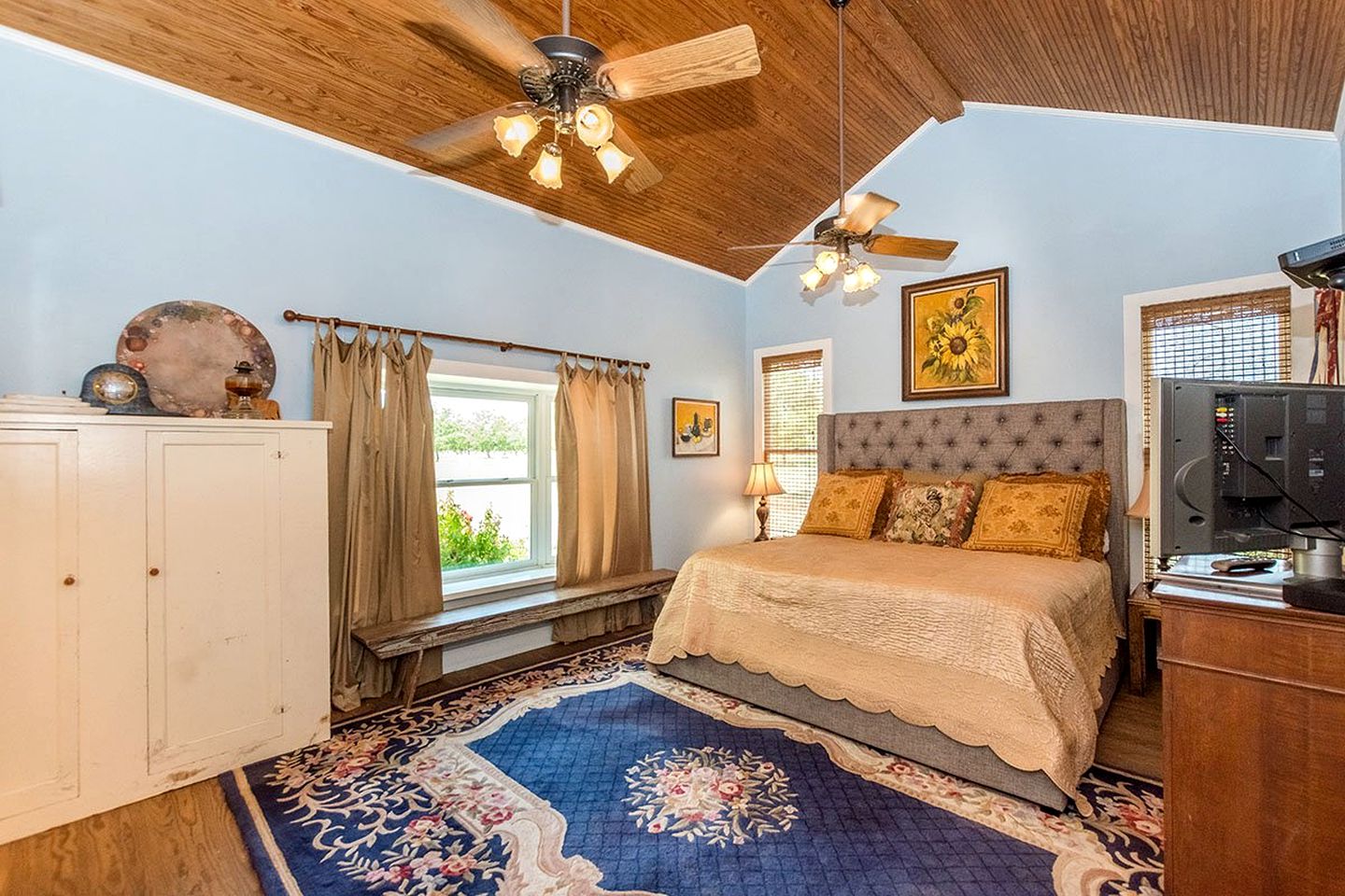 Stunning Lakefront Cottage with Amazing Outdoor Living Area in Fredericksburg, Texas