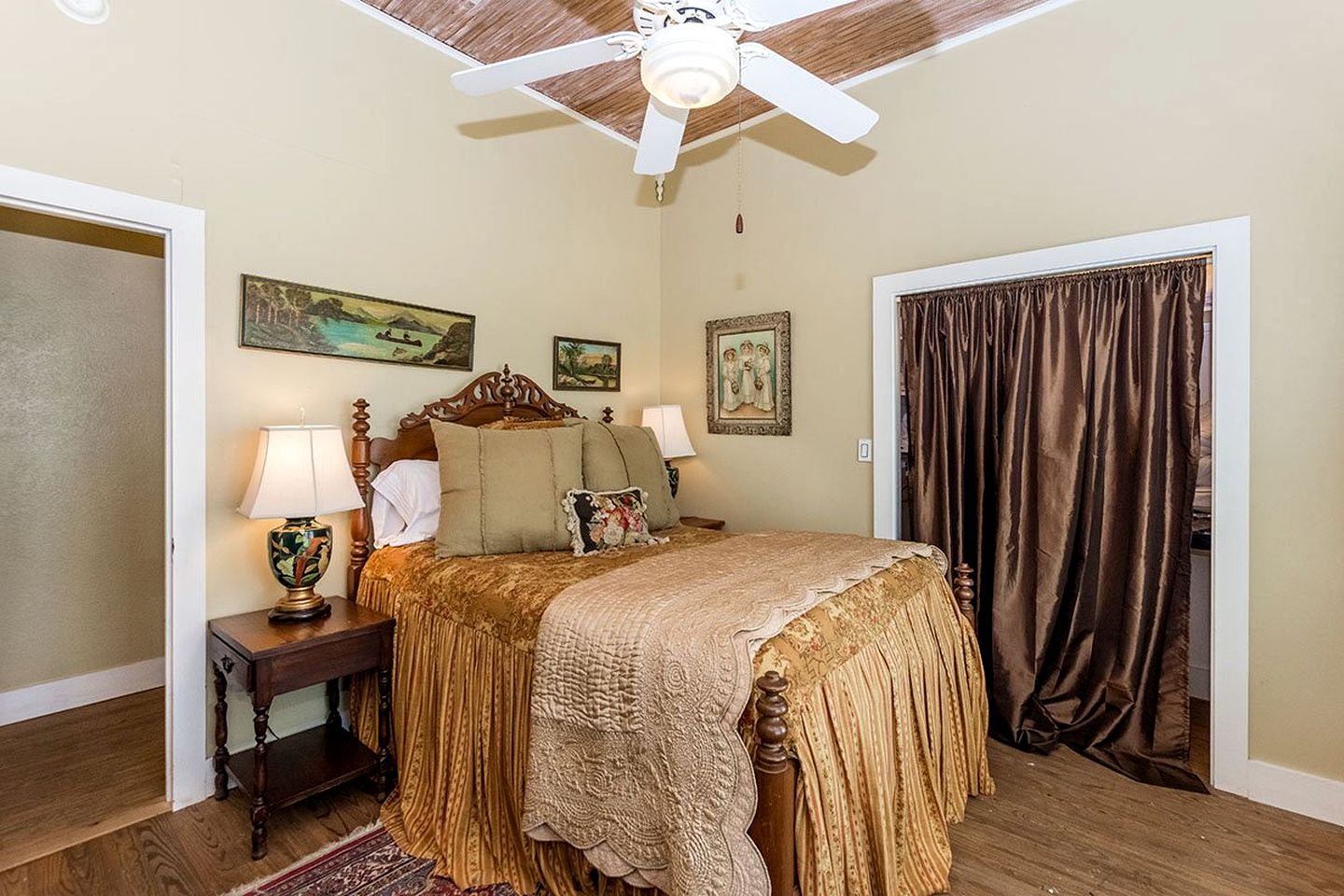 Stunning Lakefront Cottage with Amazing Outdoor Living Area in Fredericksburg, Texas