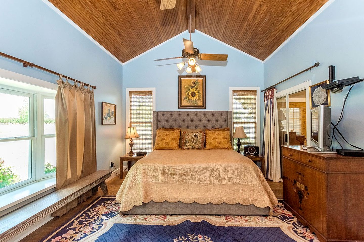 Stunning Lakefront Cottage with Amazing Outdoor Living Area in Fredericksburg, Texas