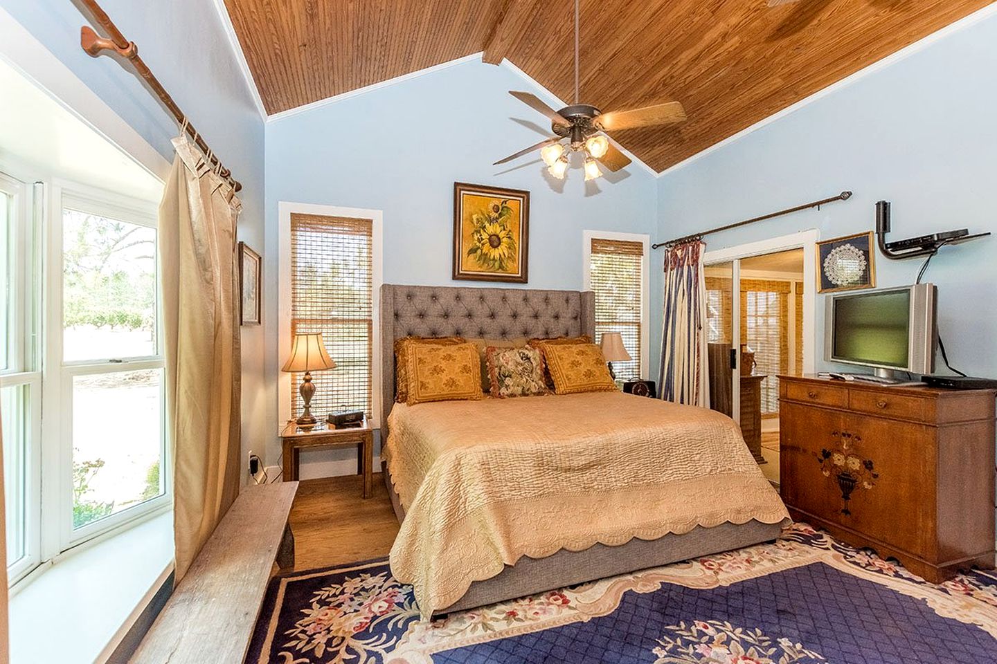 Stunning Lakefront Cottage with Amazing Outdoor Living Area in Fredericksburg, Texas