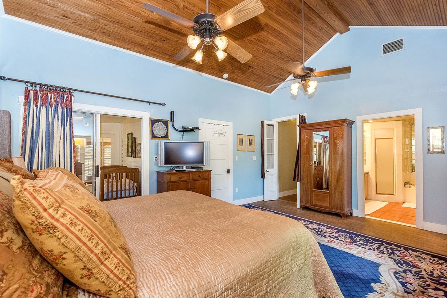 Stunning Lakefront Cottage with Amazing Outdoor Living Area in Fredericksburg, Texas