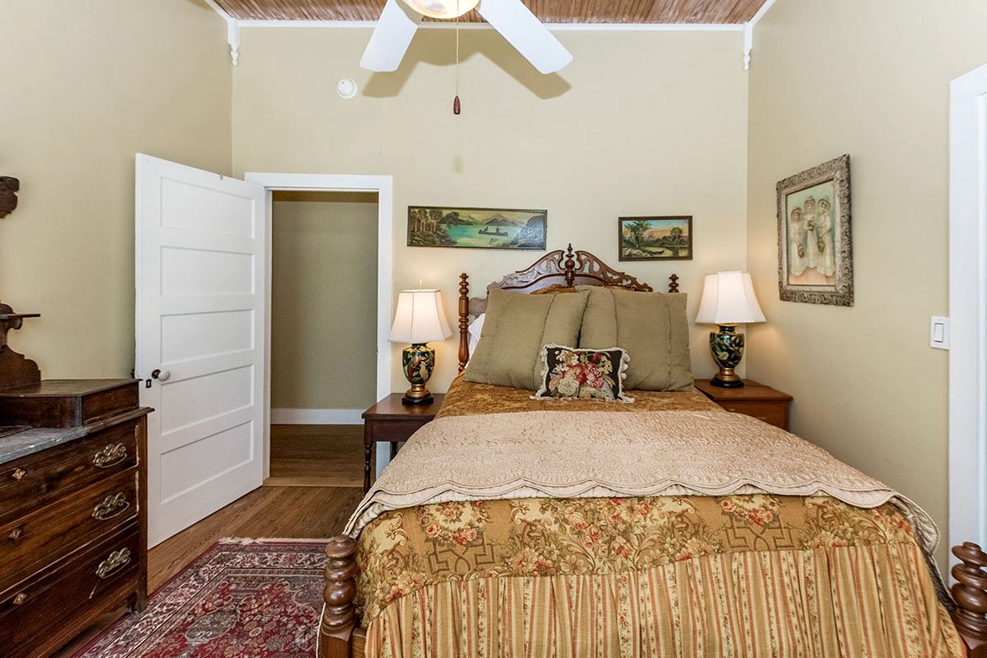 Stunning Lakefront Cottage with Amazing Outdoor Living Area in Fredericksburg, Texas