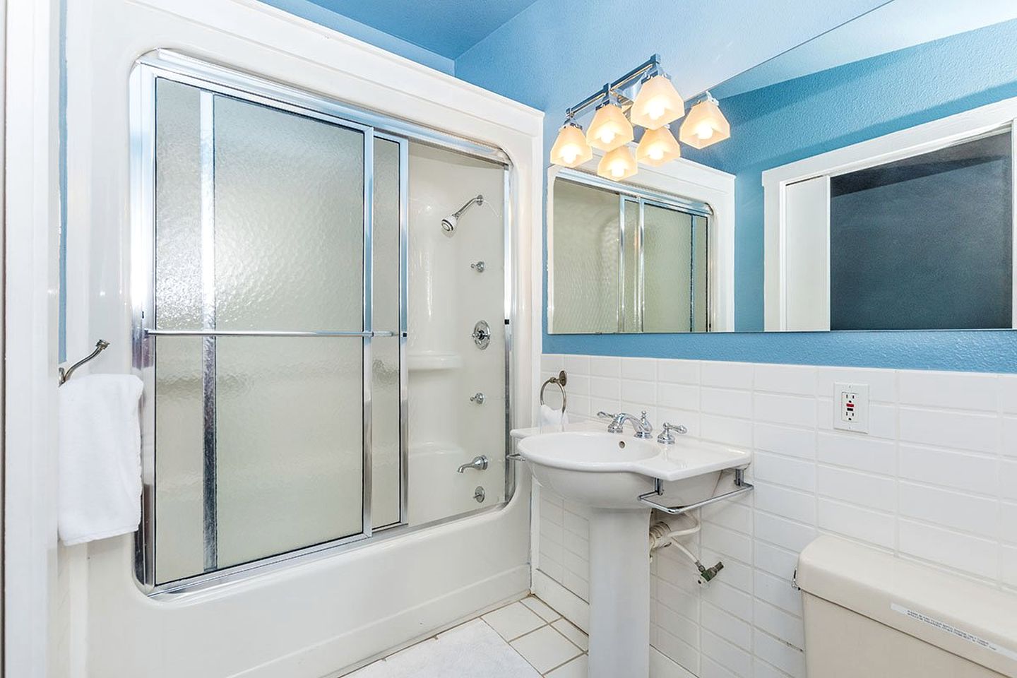 Stunning Lakefront Cottage with Amazing Outdoor Living Area in Fredericksburg, Texas