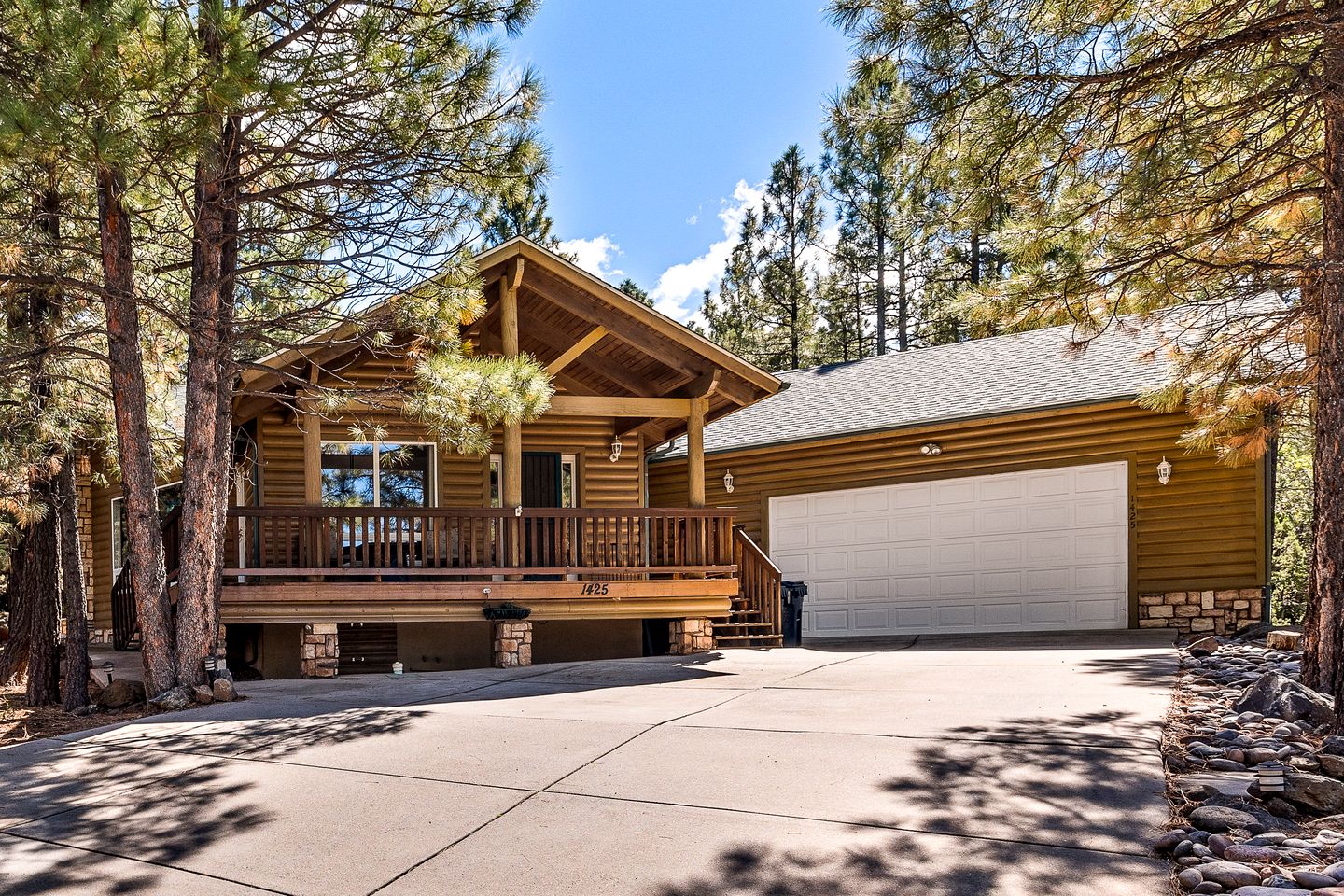 Serene Log Cabin Nestled in Northern Arizona's Ponderosa Pine Forest, near the Grand Canyon