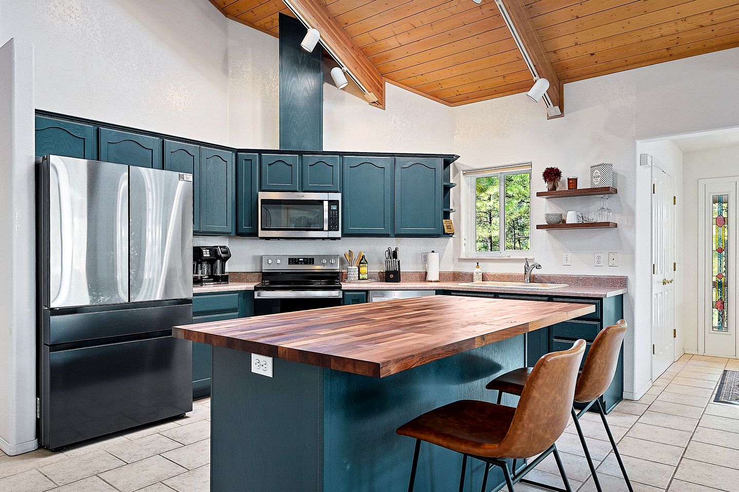 Serene Log Cabin Nestled in Northern Arizona's Ponderosa Pine Forest, near the Grand Canyon