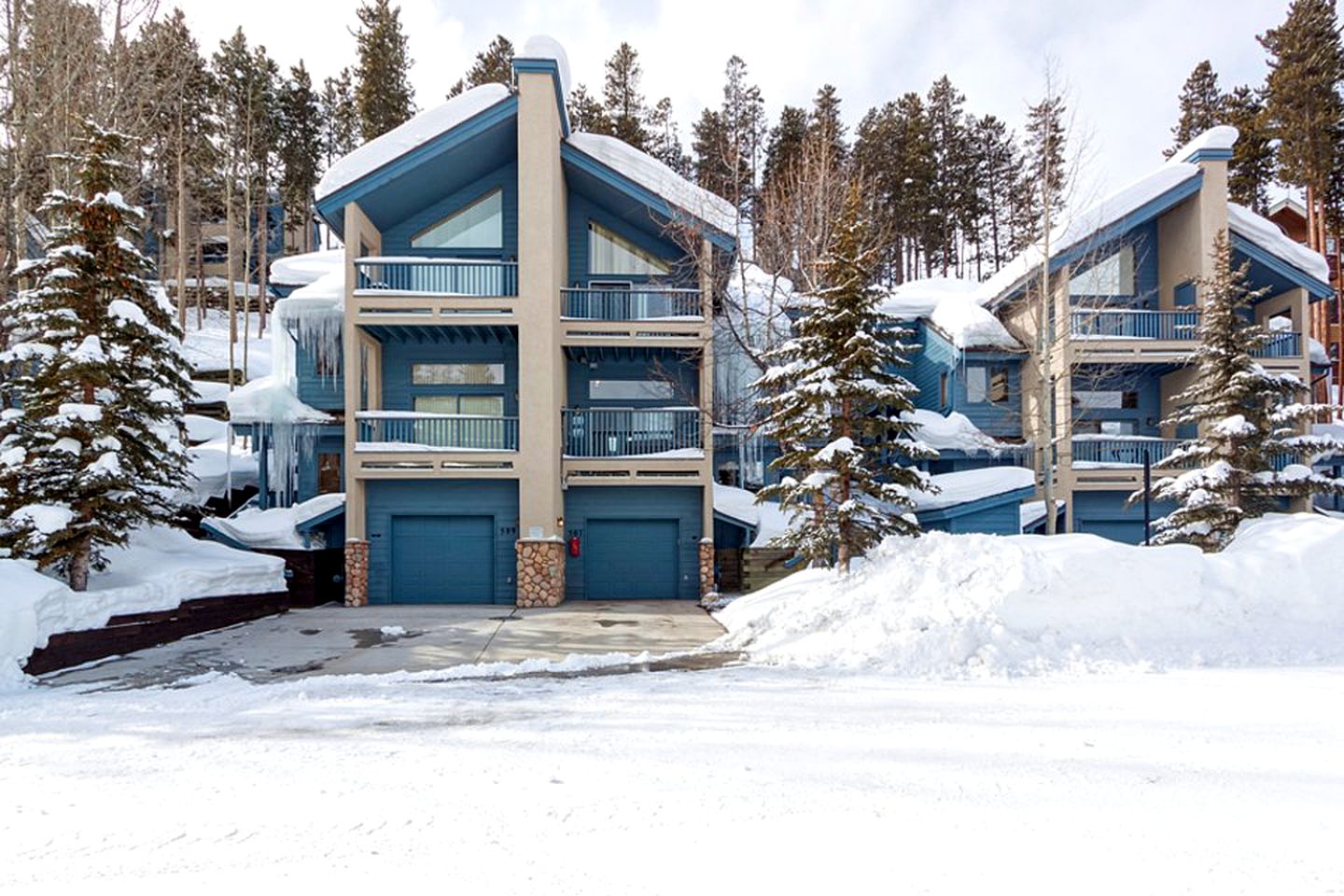 Luxurious Accommodation with a Hot Tub for a Mountain Getaway in Breckenridge, Colorado