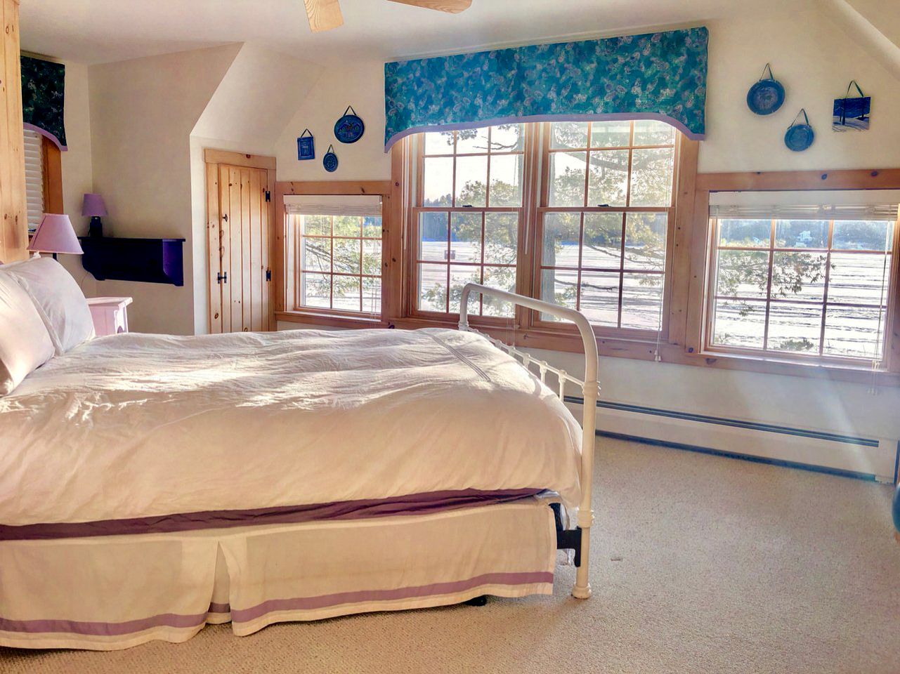 Gorgeous Lake Retreat Ideal for Getaways in the White Mountains