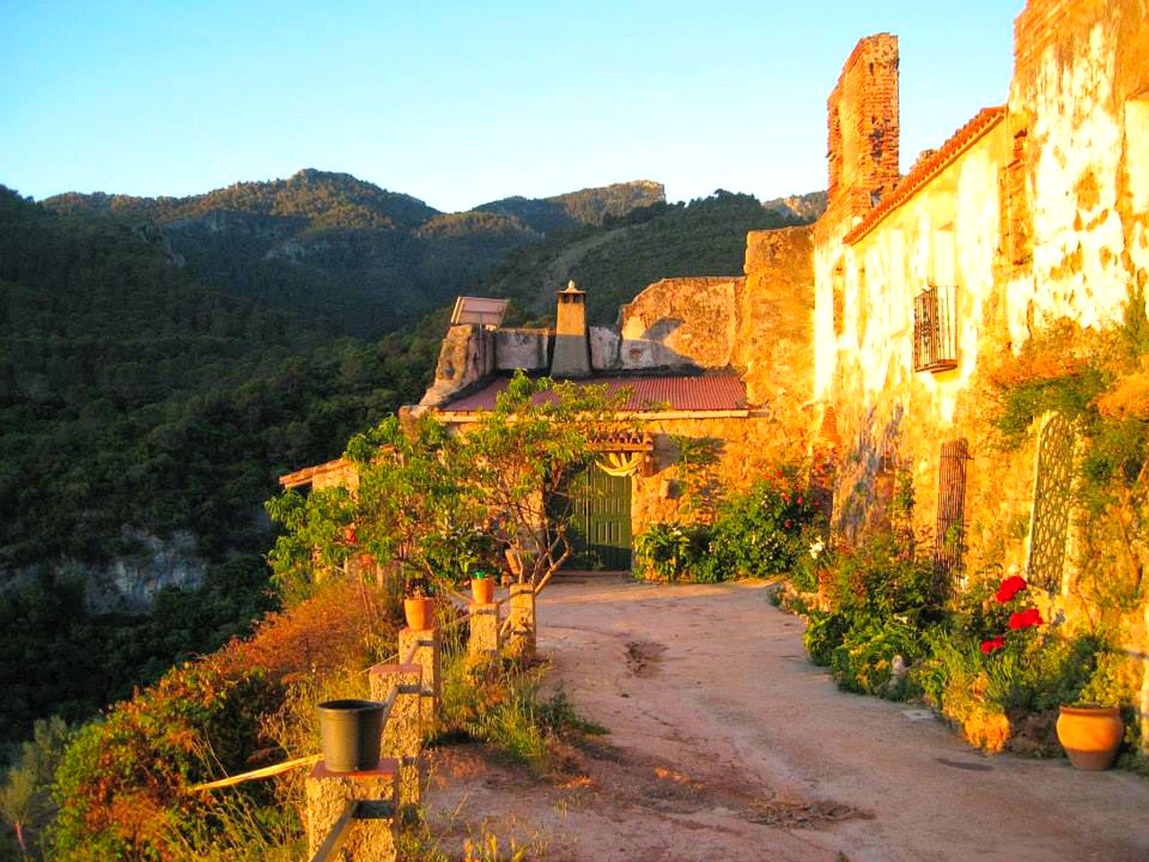 Cozy Hut Rental for a Peaceful Getaway to a Yoga Retreat in Ronda, Spain