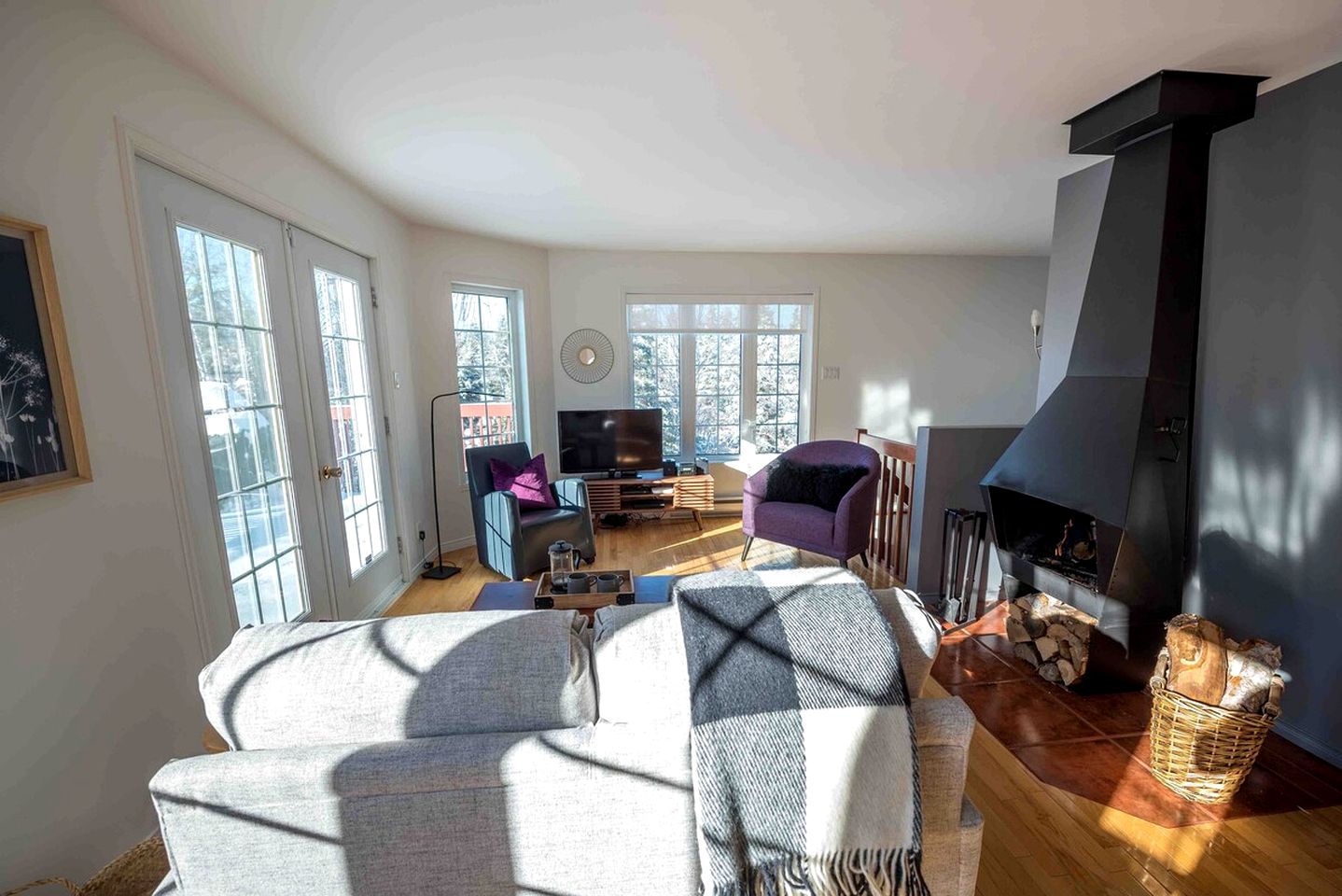 Charming Wooden Cabin with Fire Pit and Hot-tub in Baie, Saint Paul, Quebec