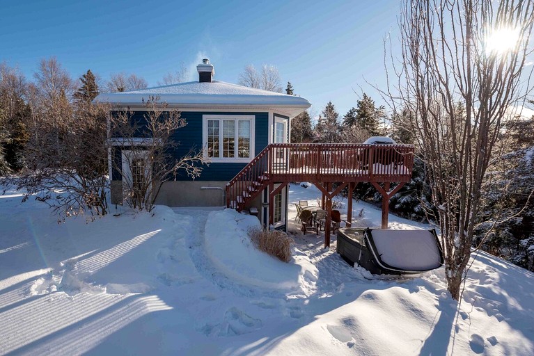 Charming Wooden Cabin with Fire Pit and Hot-tub in Baie, Saint Paul, Quebec