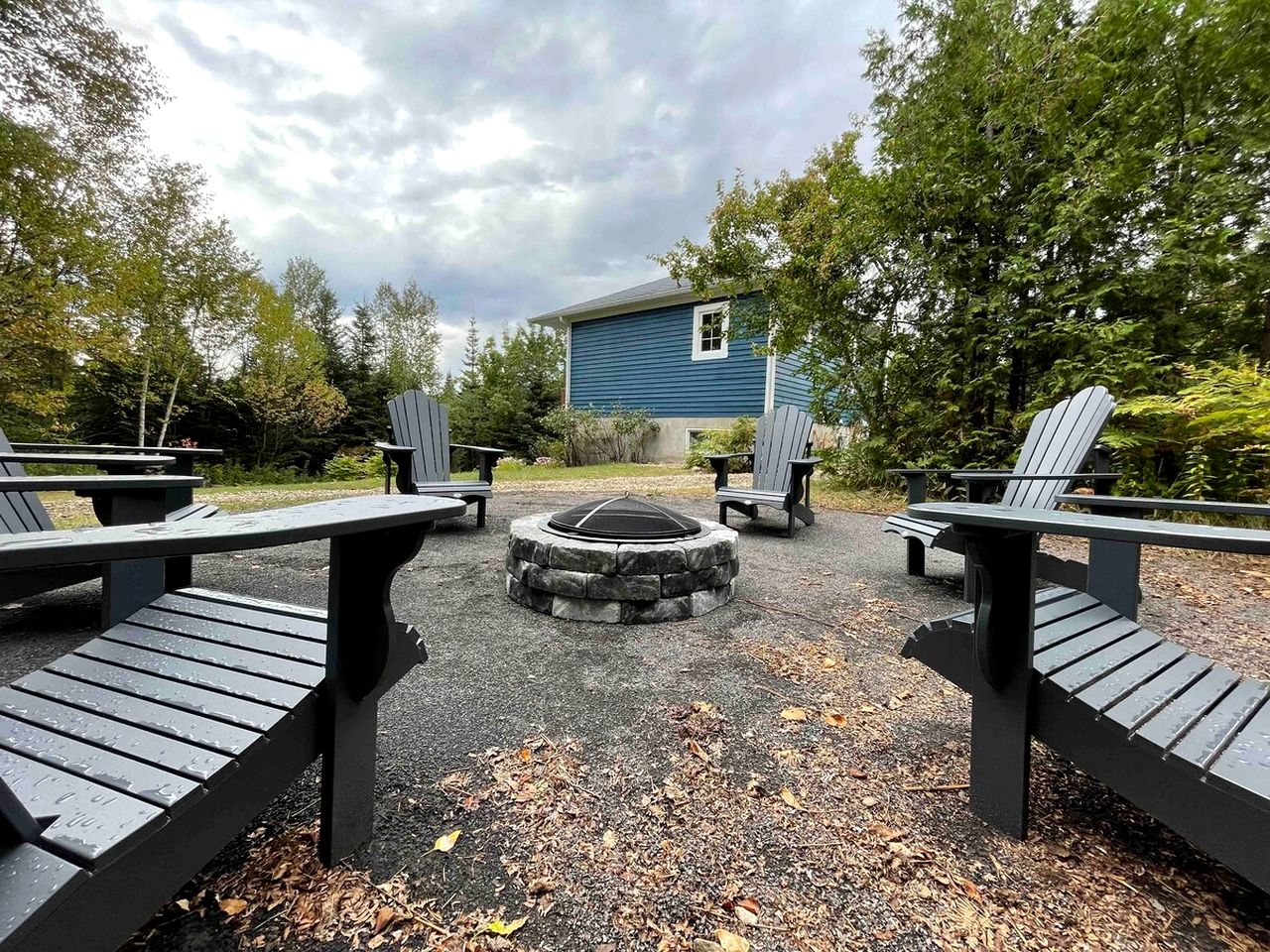 Charming Wooden Cabin with Fire Pit and Hot-tub in Baie, Saint Paul, Quebec