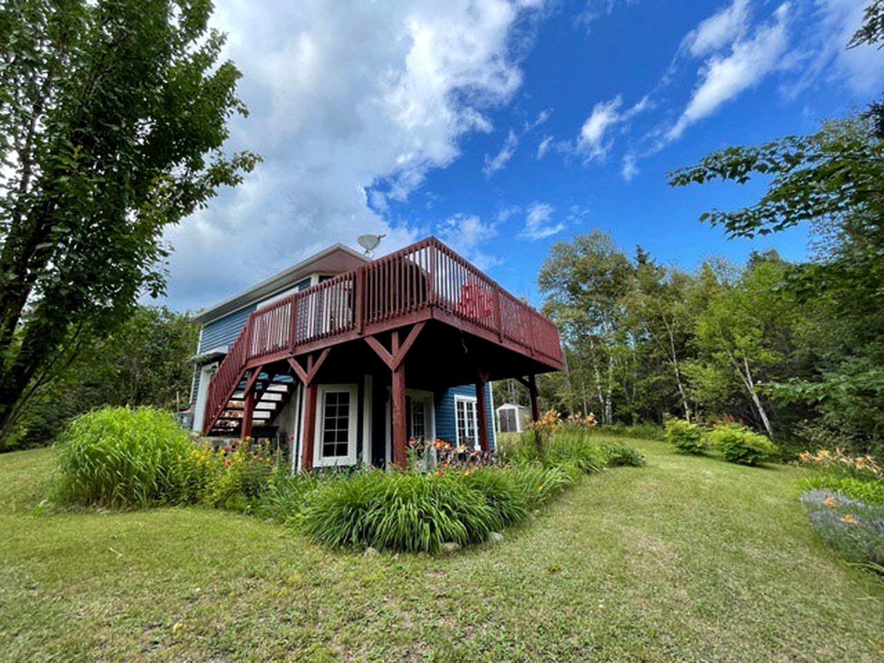 Charming Wooden Cabin with Fire Pit and Hot-tub in Baie, Saint Paul, Quebec