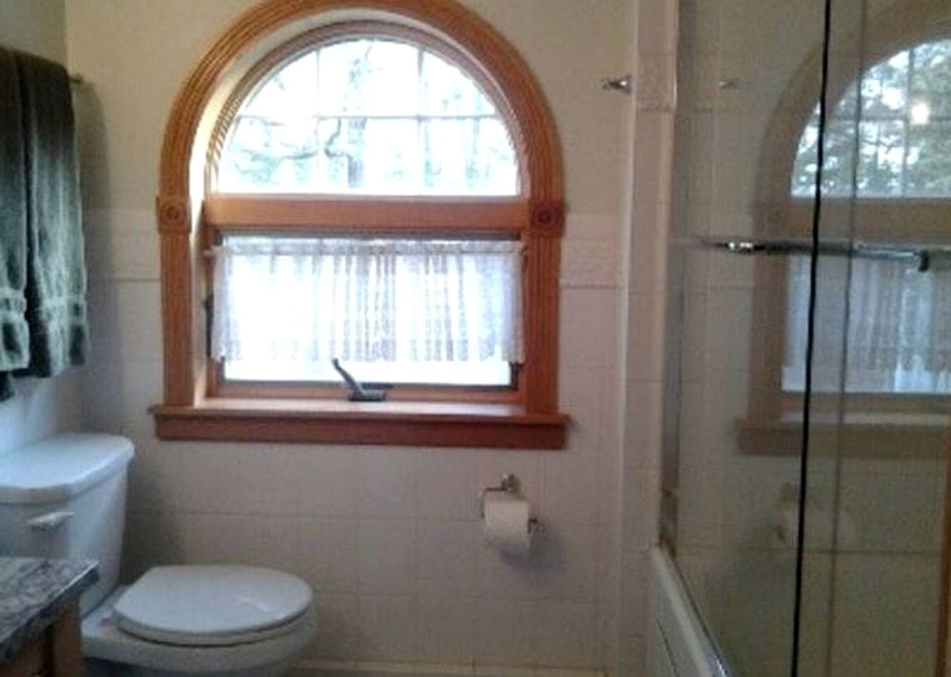 Cozy Farm Stay Room with Large Deck in Allentown, Pennsylvania