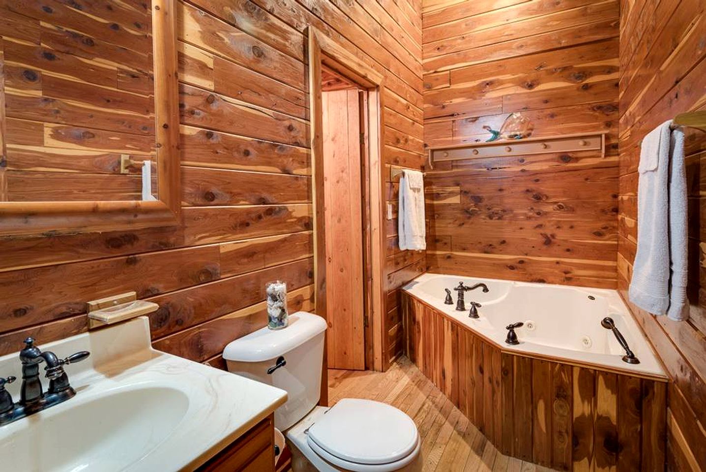 Amazing Log Cabin with Spa Tub for a Getaway near Jasper, Arkansas