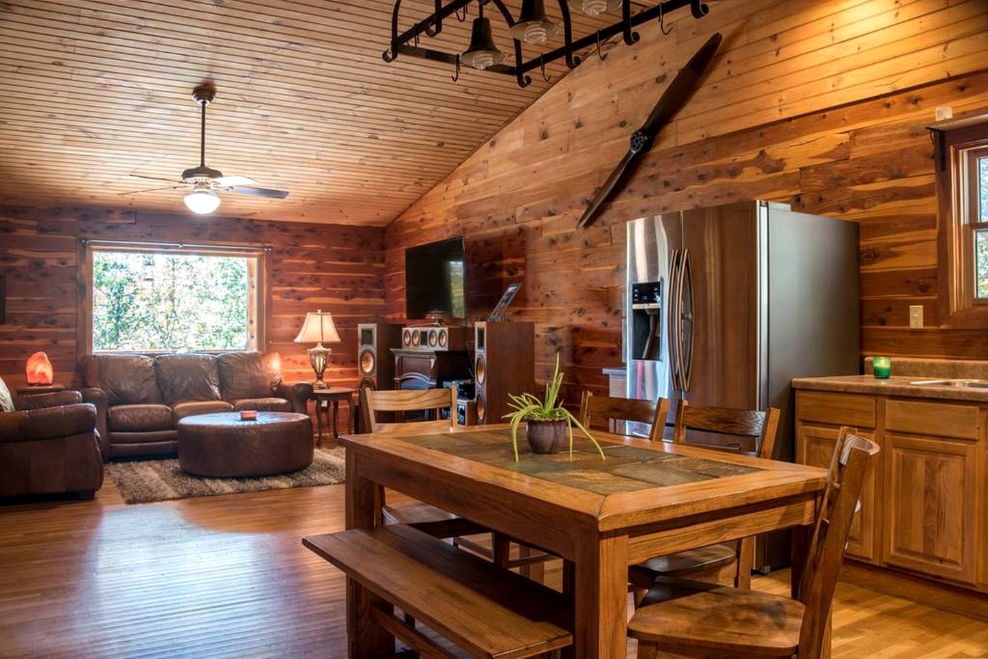 Amazing Log Cabin with Spa Tub for a Getaway near Jasper, Arkansas