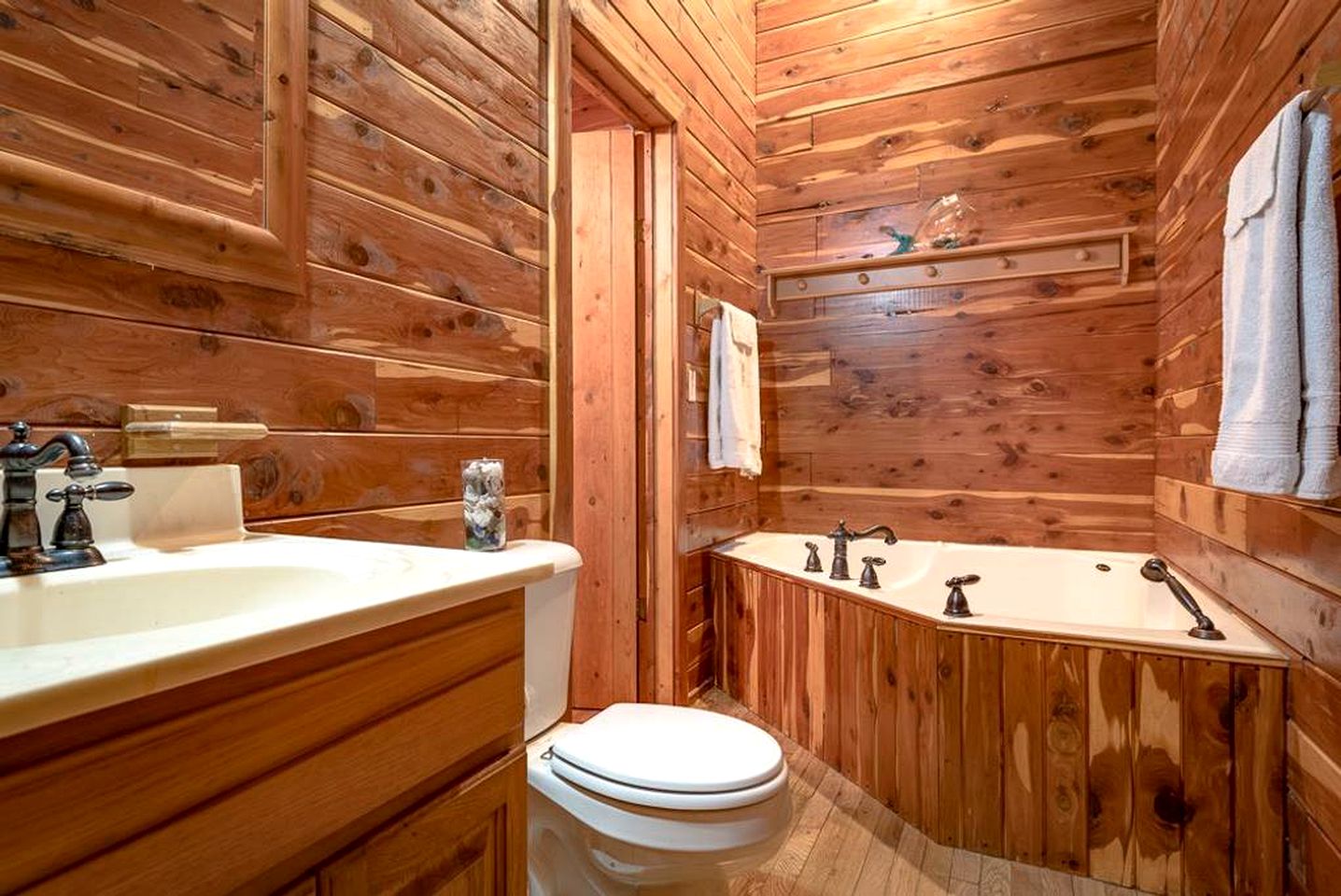 Amazing Log Cabin with Spa Tub for a Getaway near Jasper, Arkansas