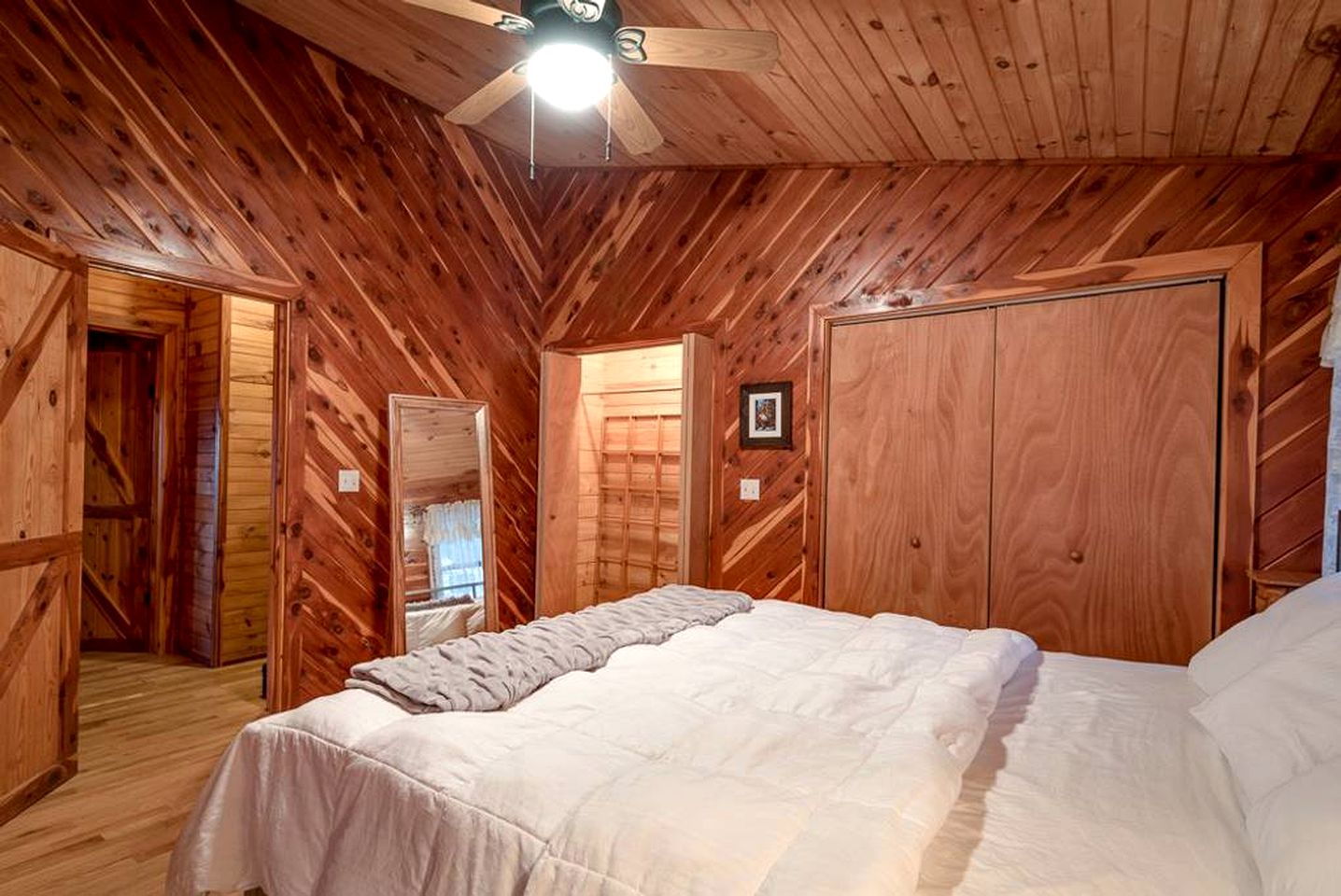 Amazing Log Cabin with Spa Tub for a Getaway near Jasper, Arkansas