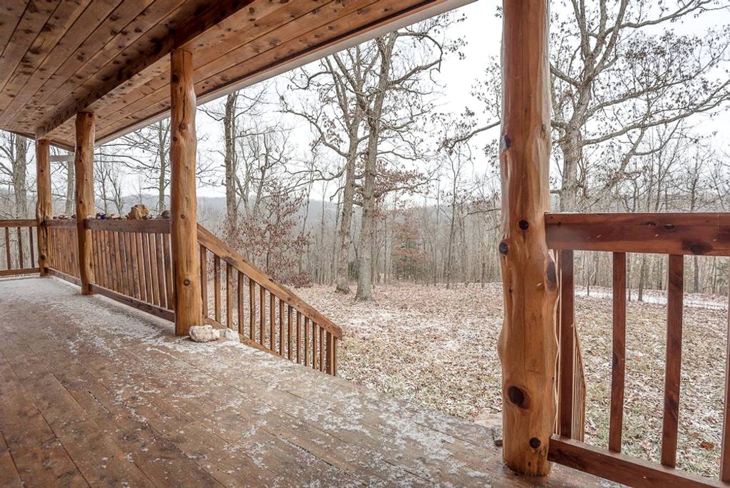 Amazing Log Cabin with Spa Tub for a Getaway near Jasper, Arkansas