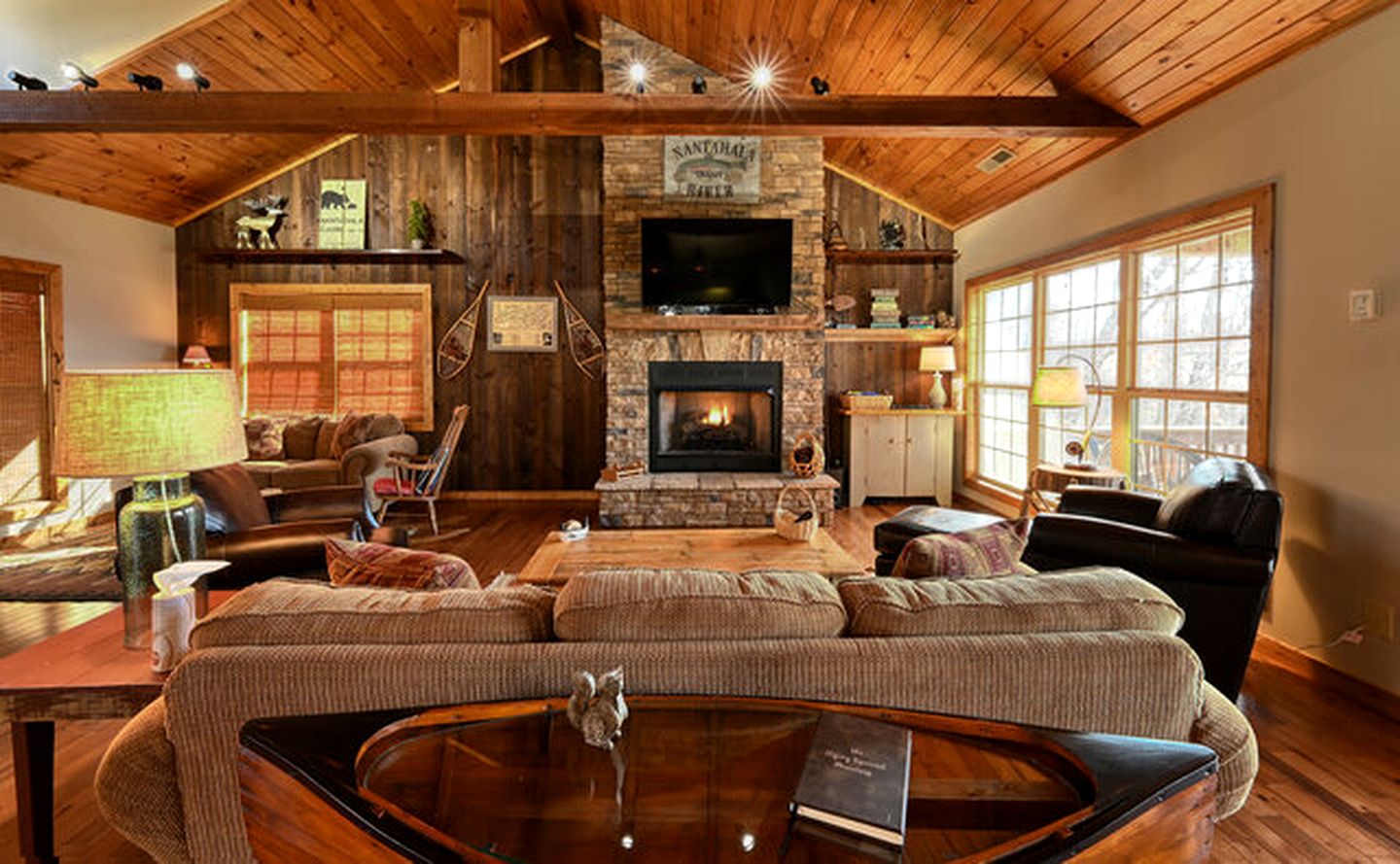 Lake Cabin Fully Equipped Ideal for Big Families in Topton, North Carolina