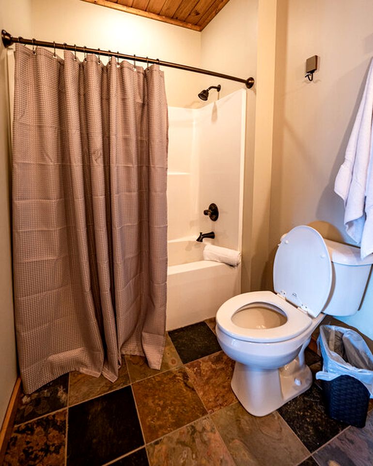 Lake Cabin Fully Equipped Ideal for Big Families in Topton, North Carolina