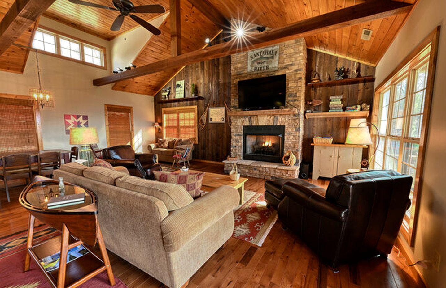 Lake Cabin Fully Equipped Ideal for Big Families in Topton, North Carolina