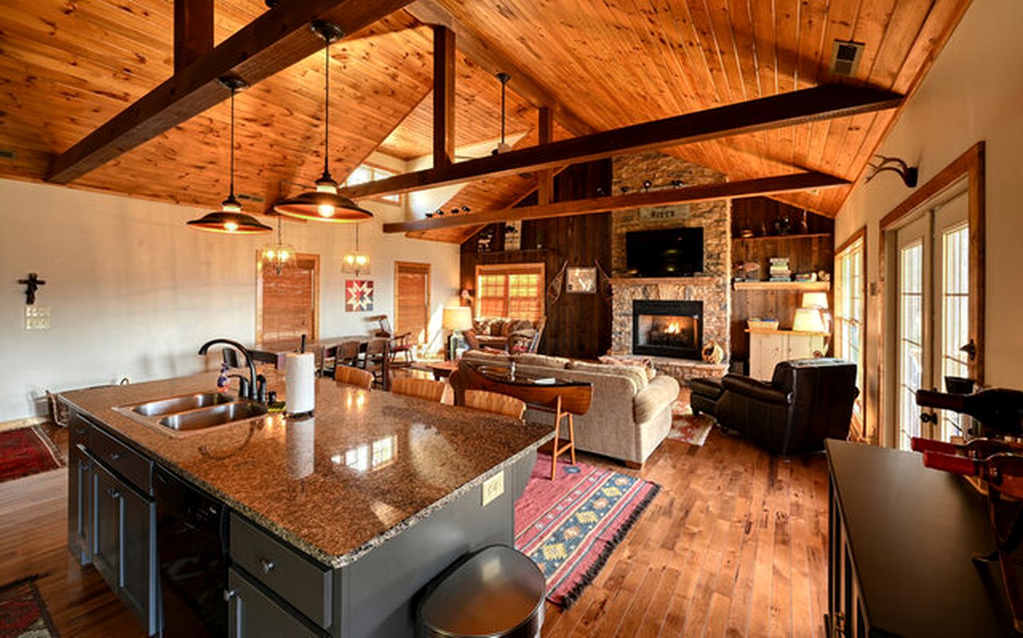 Lake Cabin Fully Equipped Ideal for Big Families in Topton, North Carolina
