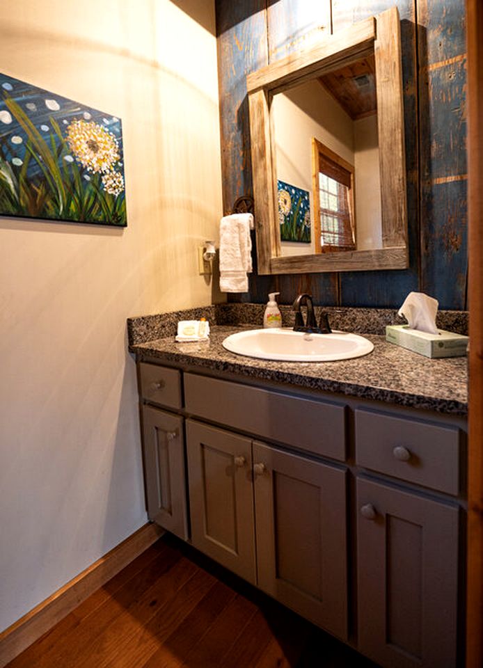 Lake Cabin Fully Equipped Ideal for Big Families in Topton, North Carolina