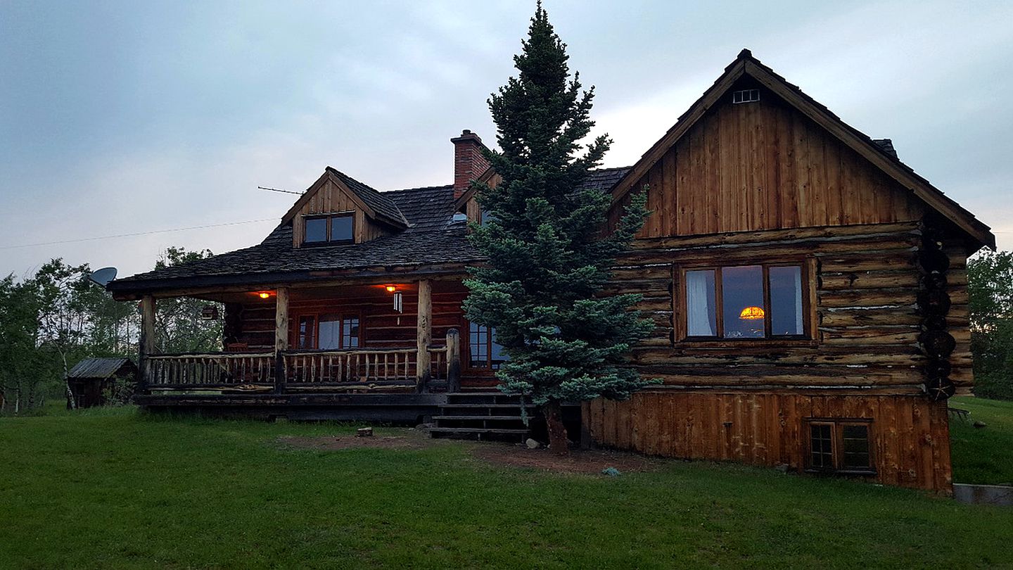 Delightful Family Log Cabin Rental with Lake Access near 70 Mile House, British Columbia