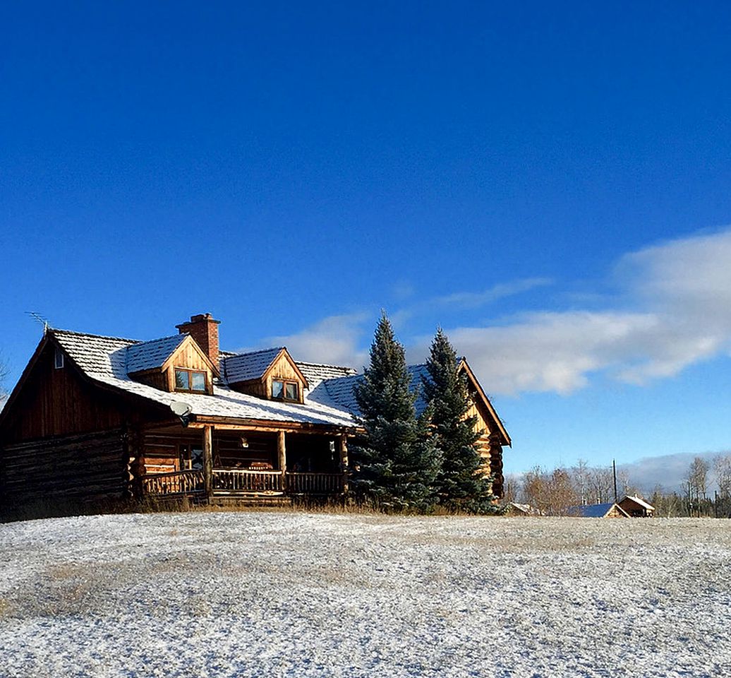 Delightful Family Log Cabin Rental with Lake Access near 70 Mile House, British Columbia