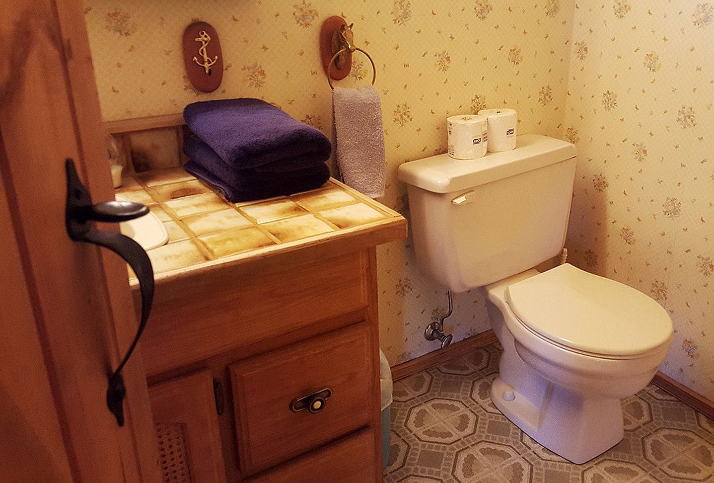 Delightful Family Log Cabin Rental with Lake Access near 70 Mile House, British Columbia