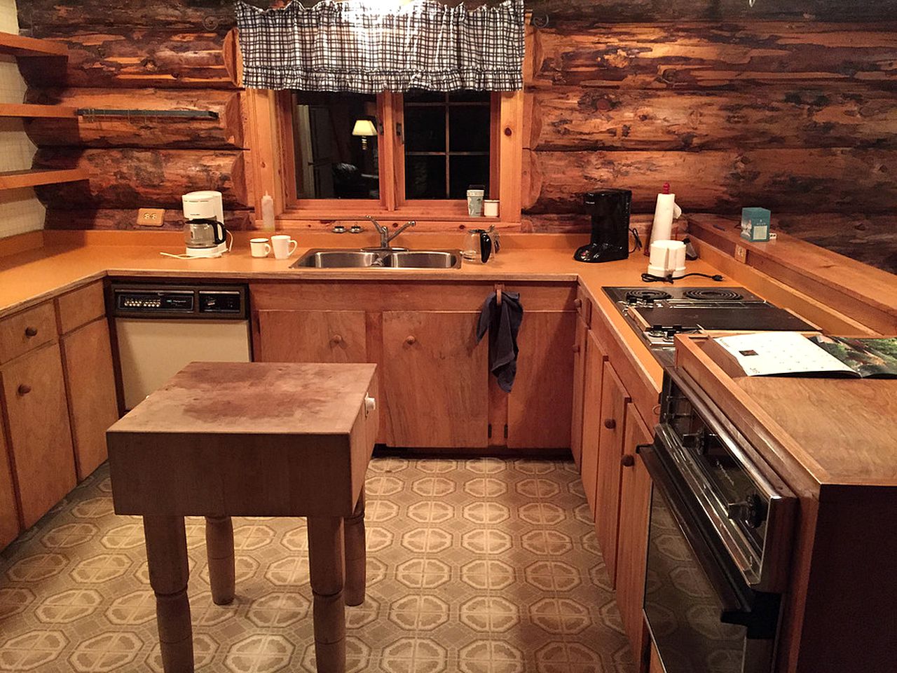 Delightful Family Log Cabin Rental with Lake Access near 70 Mile House, British Columbia