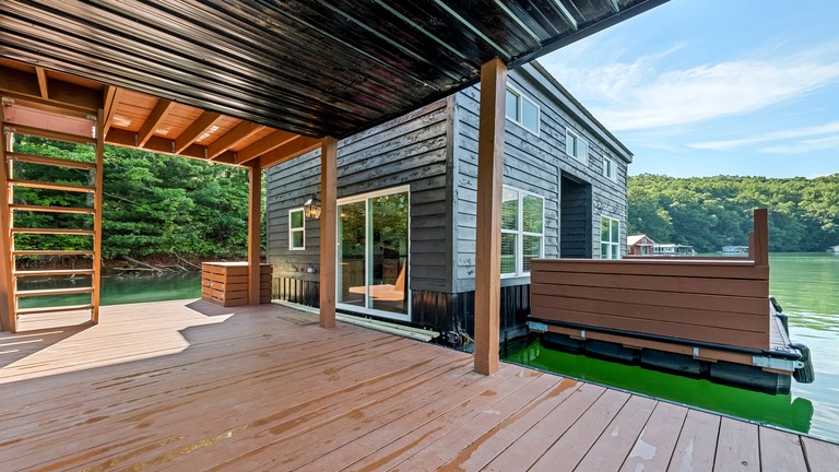 Floating Homes (United States of America, Almond, North Carolina)