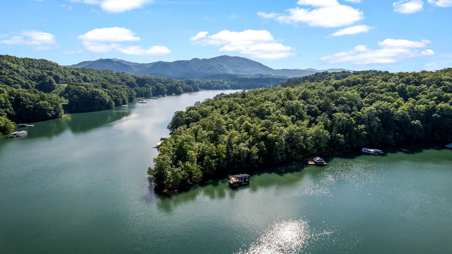 Amazing Off-Grid Floating Home with Gorgeous Views in Almond, North Carolina