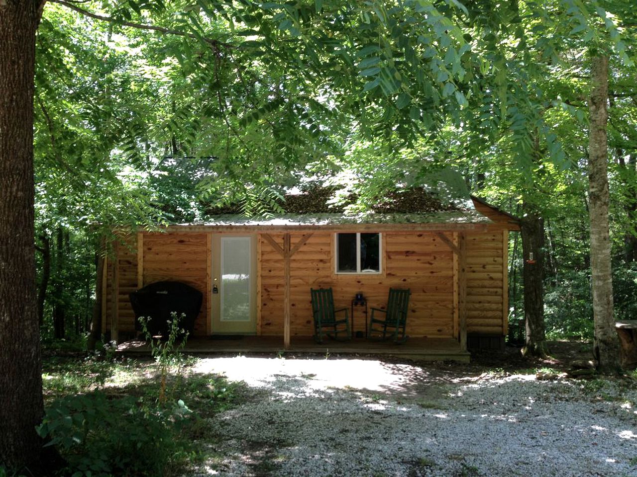 Cozy Two Person Cabin Rental near London, Kentucky, with direct access to Daniel Boone National Forest