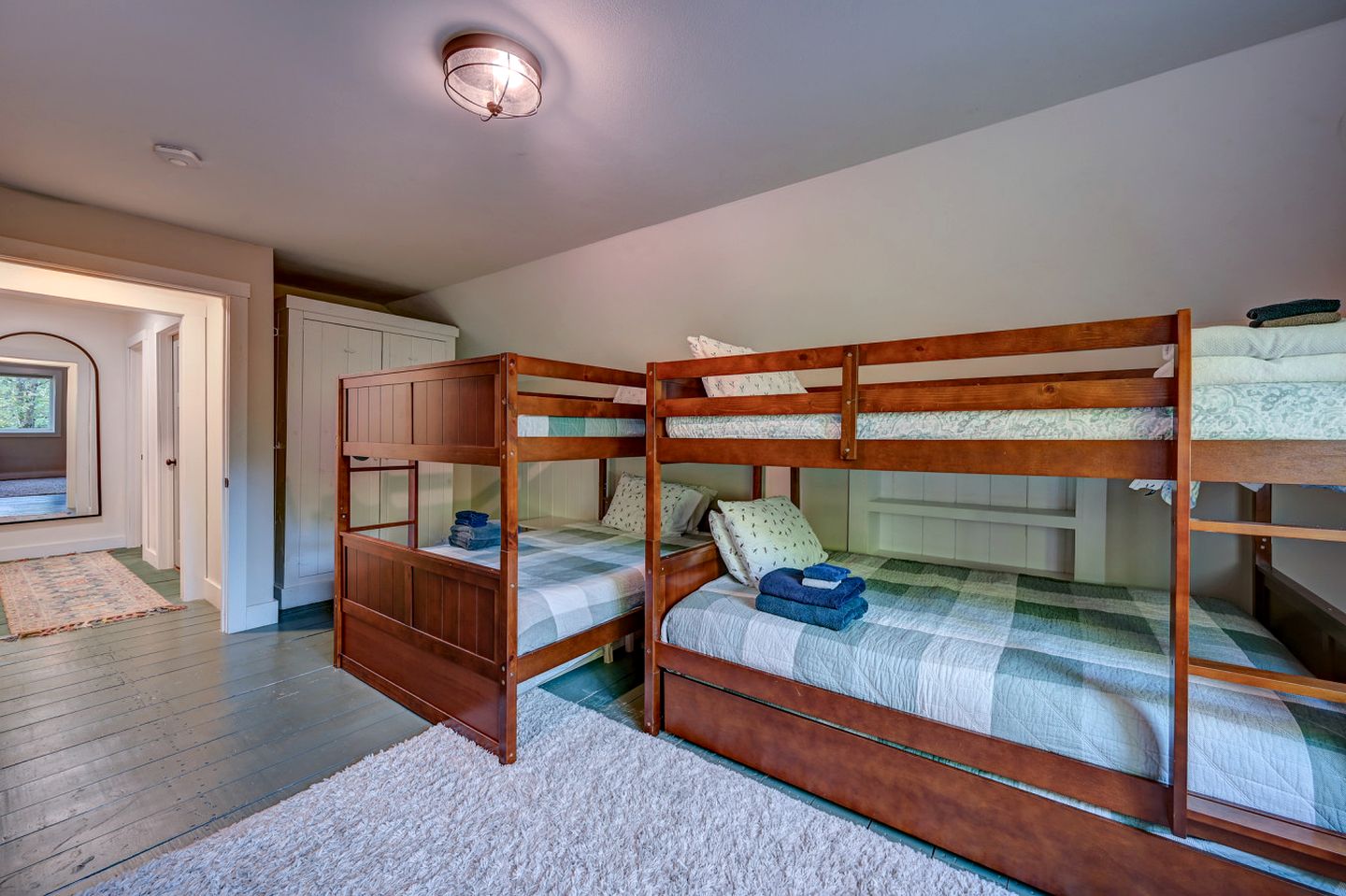 Forest Cabin Beautifully Design with Jacuzzi and Game Room in New Hampshire