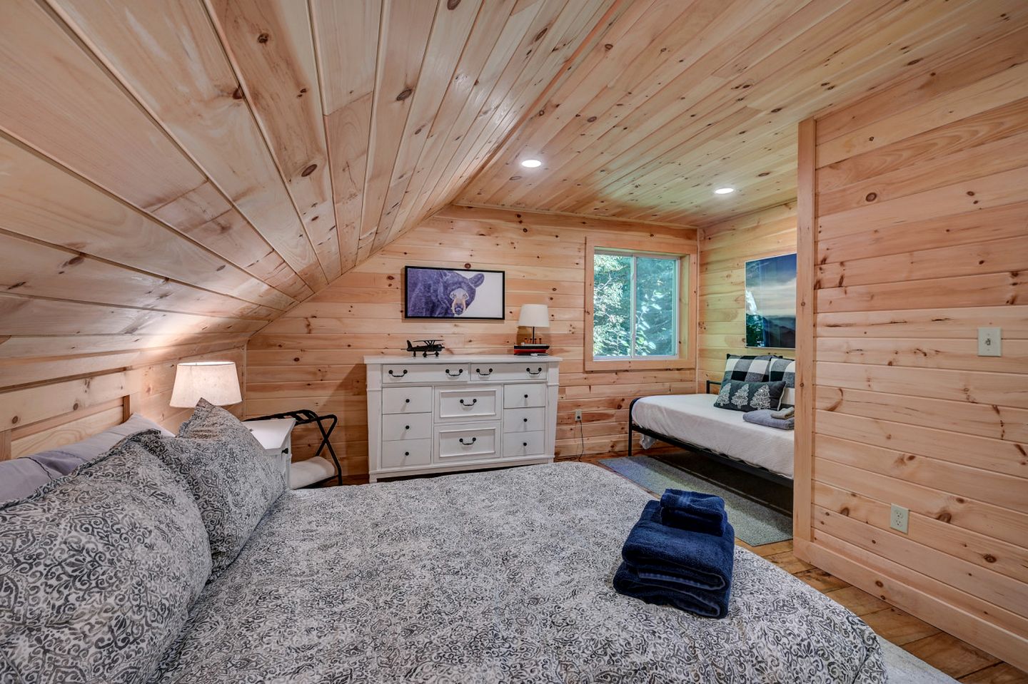 Forest Cabin Beautifully Design with Jacuzzi and Game Room in New Hampshire