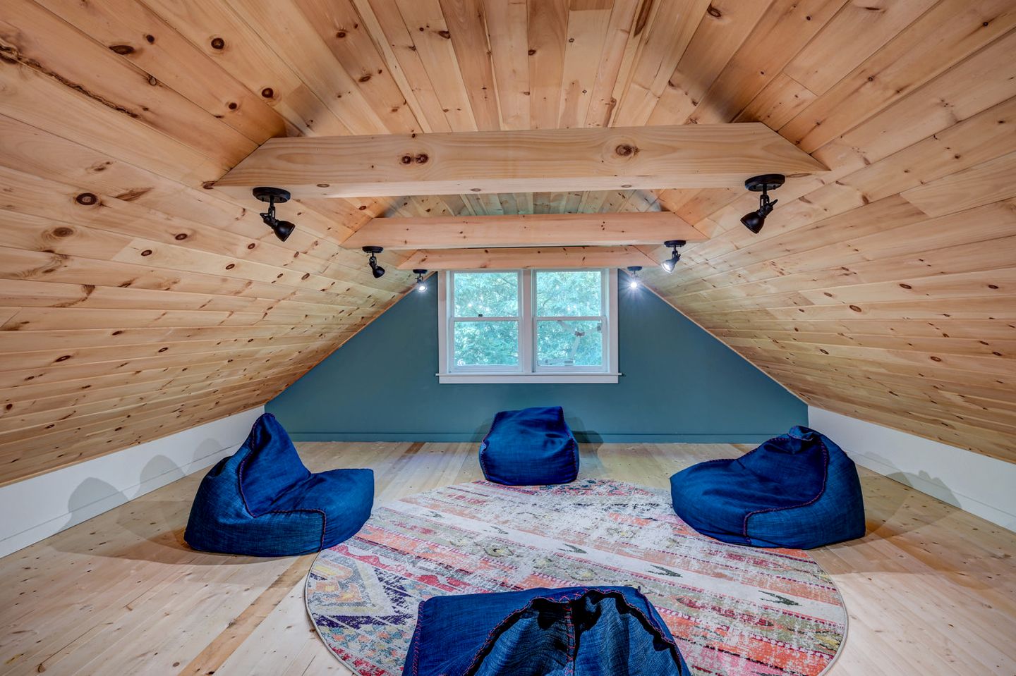 Forest Cabin Beautifully Design with Jacuzzi and Game Room in New Hampshire
