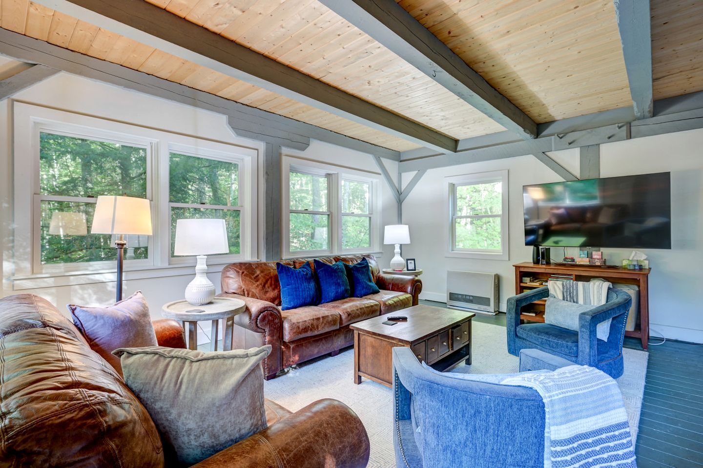 Forest Cabin Beautifully Design with Jacuzzi and Game Room in New Hampshire